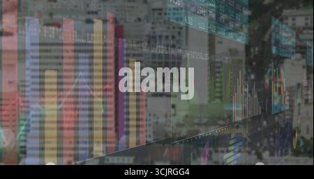 Anzeigen von durchsichtigen Datenüberlagerungen auf der Straße mit Balken, Linien und numerischen Datenfeldern Stockfoto