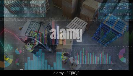 Gabelstaplerfahrer trägt Sicherheitsweste, bewegt Palette im Lager mit Kartenüberlagerungen, Kopierraum Stockfoto