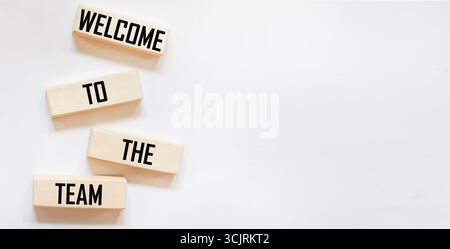 Willkommen beim Symbol unseres Teams. Konzeptbegriffe Willkommen in unserem Team auf Holzblöcken. Wunderschöner Hintergrund. Speicherplatz kopieren. Stockfoto