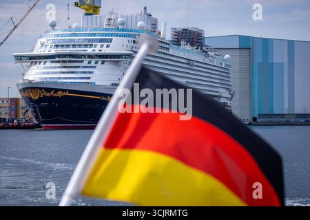 Wismar, Deutschland. August 2025. Das neue Kreuzfahrtschiff „Disney Adventure“ liegt am Ausstattungs-Kai der Werft Wismar. Nach rund sieben Jahren Bauzeit wird eines der größten Kreuzfahrtschiffe der Welt in den nächsten Tagen die Hansestadt verlassen. Die US-Reederei Disney Cruise Line übernahm das Schiff vom Insolvenzgut und lässt es von der Meyer Werft in Papenburg, Niedersachsen, bauen. Das Schiff wird ab Ende 2025 für die Disney Group in Südostasien im Einsatz sein. Quelle: Jens Büttner/dpa/Alamy Live News Stockfoto