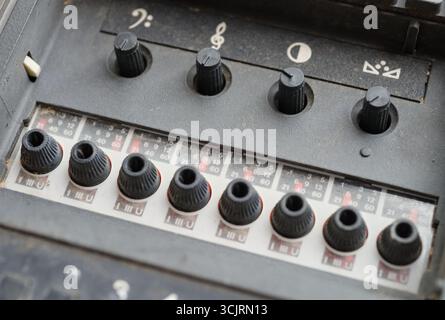 Bulanka, Tschechische Republik, 2. September 2025 - Nahaufnahme der Vintage-TV-Bedienknöpfe Tesla Color 110 ST mit nummerierten Skalen und Retro-Design-Symbiss Stockfoto