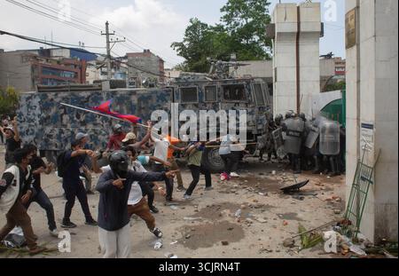 Kathmandu, Nepal. September 2025. Am 8. September 2025 stoßen nepalesische Studentenprotestierende mit der Polizei in der Nähe des Bundesparlamentsgebäudes in Kathmandu zusammen, als Tausende Jugendliche vor allem aus der Generation Z gegen das weitreichende Verbot sozialer Medien und die weit verbreitete Korruption der Regierung protestieren. Die Demonstranten werden einer verbotenen Anordnung entgegentreten und mit Tränengas und Wasserwerfern konfrontiert, während Sicherheitskräfte versuchen, die Massen zu zerstreuen.Foto: Dipesh Darshandhari/Alamy Live News Credit: Dipesh Darshandhari/Alamy Live News Stockfoto