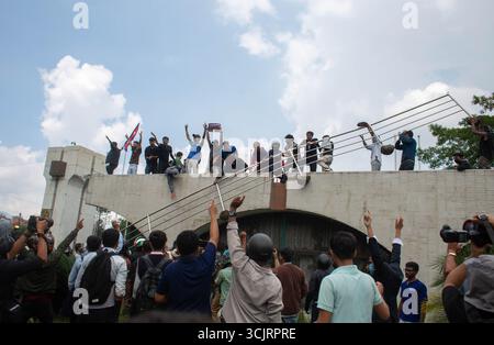 Kathmandu, Nepal. September 2025. Am 8. September 2025 stoßen nepalesische Studentenprotestierende mit der Polizei in der Nähe des Bundesparlamentsgebäudes in Kathmandu zusammen, als Tausende Jugendliche vor allem aus der Generation Z gegen das weitreichende Verbot sozialer Medien und die weit verbreitete Korruption der Regierung protestieren. Die Demonstranten werden einer verbotenen Anordnung entgegentreten und mit Tränengas und Wasserwerfern konfrontiert, während Sicherheitskräfte versuchen, die Massen zu zerstreuen.Foto: Dipesh Darshandhari/Alamy Live News Credit: Dipesh Darshandhari/Alamy Live News Stockfoto