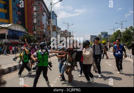Kathmandu, Nepal. September 2025. Am 8. September 2025 stoßen nepalesische Studentenprotestierende mit der Polizei in der Nähe des Bundesparlamentsgebäudes in Kathmandu zusammen, als Tausende Jugendliche vor allem aus der Generation Z gegen das weitreichende Verbot sozialer Medien und die weit verbreitete Korruption der Regierung protestieren. Die Demonstranten werden einer verbotenen Anordnung entgegentreten und mit Tränengas und Wasserwerfern konfrontiert, während Sicherheitskräfte versuchen, die Massen zu zerstreuen.Foto: Dipesh Darshandhari/Alamy Live News Credit: Dipesh Darshandhari/Alamy Live News Stockfoto