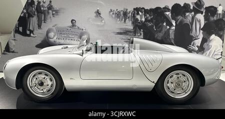Legendärer Porsche 550 Spyder aus den 1950er Jahren mit Carrera Panamericana-Kulisse im Porsche Museum in Stuttgart. Stockfoto