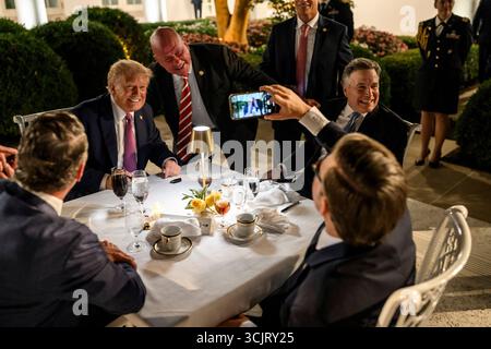 Washington, Usa. September 2025. Mitglieder des Kongresses posieren für Selfies mit US-Präsident Donald Trump, links, während er während der ersten Veranstaltung im Rose Garden, seit er es mit Pflasterstein im Weißen Haus bedeckt, am 5. September 2025 in Washington, D.C. Credit: Daniel Torok/White House Photo/Alamy Live News Stockfoto