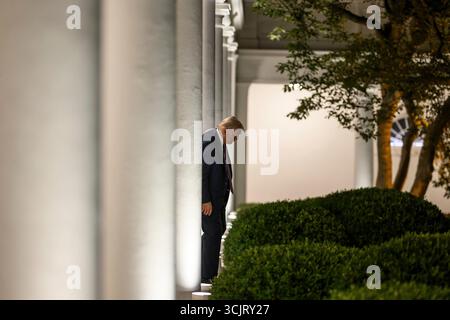 Washington, Usa. September 2025. US-Präsident Donald Trump kommt zum ersten Event im Rose Garden, seit er es mit Pflasterstein im Weißen Haus bedeckt, am 5. September 2025 in Washington, D.C. Credit: Daniel Torok/White House Photo/Alamy Live News Stockfoto