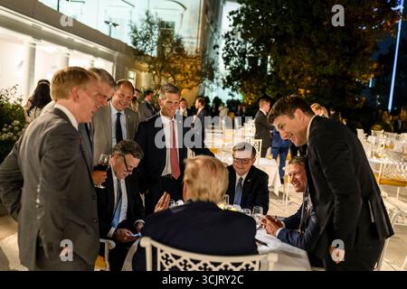Washington, Usa. September 2025. Mitglieder des Kongresses drängen sich um US-Präsident Donald Trump, richtig, während er während der ersten Veranstaltung im Rose Garden, seit er es mit Pflasterstein im Weißen Haus bedeckt, am 5. September 2025 in Washington, D.C. Guthaben: Daniel Torok/White House Photo/Alamy Live News Stockfoto