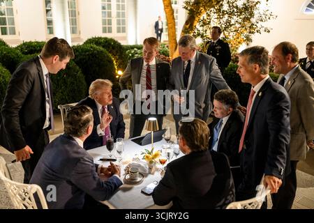 Washington, Usa. September 2025. Mitglieder des Kongresses drängen sich um US-Präsident Donald Trump, der während der ersten Veranstaltung im Rose Garden, seit er es im Weißen Haus mit Pflasterstein bedeckt, am 5. September 2025 in Washington, D.C. Credit: Daniel Torok/White House Photo/Alamy Live News Stockfoto