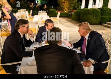 Washington, Usa. September 2025. US-Präsident Donald Trump, rechts, Gastgeber der Kongressabgeordneten während der ersten Veranstaltung im Rose Garden seit der Abdeckung mit Pflasterstein im Weißen Haus, 5. September 2025 in Washington, D.C. Sitting von links: House Speaker Mike Johnson, R-LA, Sen. Dave McCormick, R-PA, Präsident Trump, und Rep. Ronny Jackson, R-TX. Quelle: Daniel Torok/White House Photo/Alamy Live News Stockfoto