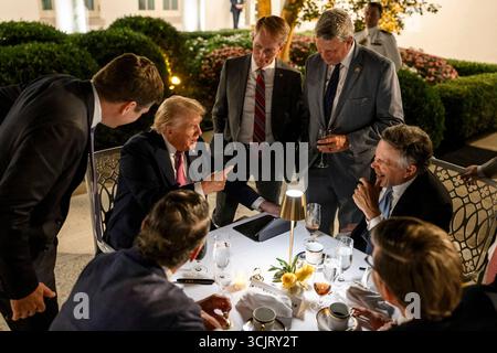 Washington, Usa. September 2025. Mitglieder des Kongresses treffen sich um US-Präsident Donald Trump, links, als er die erste Veranstaltung im Rose Garden veranstaltet, seit er es mit Pflasterstein im Weißen Haus bedeckte, am 5. September 2025 in Washington, D.C. Credit: Daniel Torok/White House Photo/Alamy Live News Stockfoto