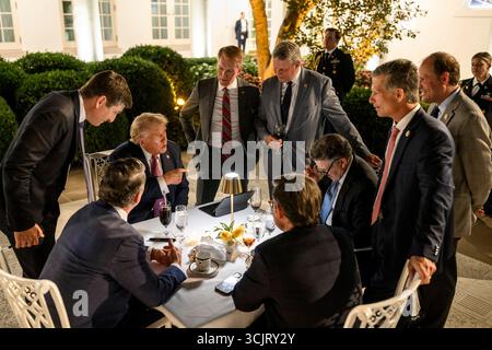 Washington, Usa. September 2025. Mitglieder des Kongresses treffen sich um US-Präsident Donald Trump, links, als er die erste Veranstaltung im Rose Garden veranstaltet, seit er es mit Pflasterstein im Weißen Haus bedeckte, am 5. September 2025 in Washington, D.C. Credit: Daniel Torok/White House Photo/Alamy Live News Stockfoto