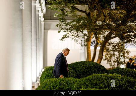 Washington, Usa. September 2025. US-Präsident Donald Trump kommt zum ersten Event im Rose Garden, seit er es mit Pflasterstein im Weißen Haus bedeckt, am 5. September 2025 in Washington, D.C. Credit: Daniel Torok/White House Photo/Alamy Live News Stockfoto