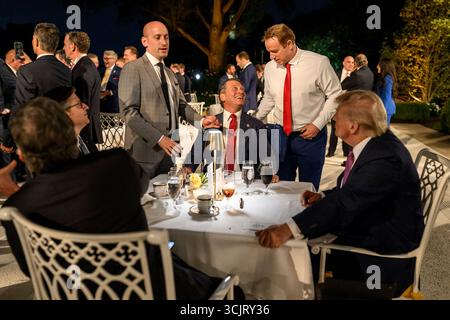 Washington, Usa. September 2025. Der stellvertretende Stabschef des Weißen Hauses Stephen Miller, links, schließt sich einer Gruppe von Kongressabgeordneten an, die mit US-Präsident Donald Trump, rechts, während der ersten Veranstaltung im Rose Garden seit der Abdeckung mit Pflasterstein im Weißen Haus, 5. September 2025 in Washington, D.C. Credit: Daniel Torok/White House Photo/Alamy Live News Stockfoto