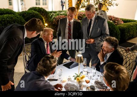 Washington, Usa. September 2025. Mitglieder des Kongresses drängen sich um US-Präsident Donald Trump, der während der ersten Veranstaltung im Rose Garden, seit er es im Weißen Haus mit Pflasterstein bedeckt, am 5. September 2025 in Washington, D.C. Credit: Daniel Torok/White House Photo/Alamy Live News Stockfoto
