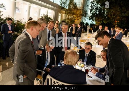 Washington, Usa. September 2025. Kongressabgeordnete treffen sich um US-Präsident Donald Trump, richtig, als er die erste Veranstaltung im Rose Garden veranstaltet, seit er es mit Pflasterstein im Weißen Haus bedeckte, 5. September 2025 in Washington, D.C. Credit: Daniel Torok/White House Photo/Alamy Live News Stockfoto