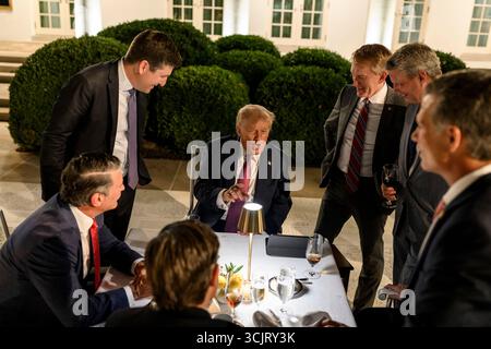 Washington, Usa. September 2025. Mitglieder des Kongresses drängen sich um US-Präsident Donald Trump, der während der ersten Veranstaltung im Rose Garden, seit er es im Weißen Haus mit Pflasterstein bedeckt, am 5. September 2025 in Washington, D.C. Credit: Daniel Torok/White House Photo/Alamy Live News Stockfoto