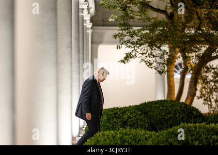 Washington, Usa. September 2025. US-Präsident Donald Trump kommt zum ersten Event im Rose Garden, seit er es mit Pflasterstein im Weißen Haus bedeckt, am 5. September 2025 in Washington, D.C. Credit: Daniel Torok/White House Photo/Alamy Live News Stockfoto