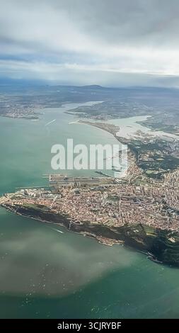 Lissabon, Portugal – die Stadt und ein Gewässer sind auf dem Bild zu sehen. Die Stadt liegt in der Nähe des Wassers und das Wasser ist ein großer Körper, der sich ausdehnt Stockfoto