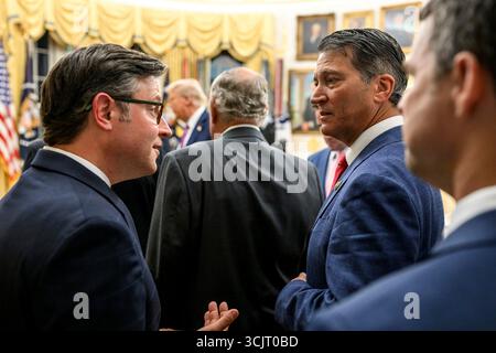 Washington, Usa. September 2025. Der Sprecher des US-Repräsentantenhauses Mike Johnson, R-LA, links, plaudert mit Mitgliedern des Kongresses während eines Empfangs, den Präsident Donald Trump im Oval Office des Weißen Hauses am 5. September 2025 in Washington, D.C. Trump veranstaltete Kongressabgeordnete für die erste Veranstaltung im Rose Garden, seit er es mit Pflastersteinen bedeckte. Quelle: Daniel Torok/White House Photo/Alamy Live News Stockfoto