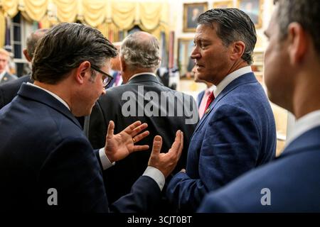 Washington, Usa. September 2025. Der Sprecher des US-Repräsentantenhauses Mike Johnson, R-LA, links, plaudert mit Mitgliedern des Kongresses während eines Empfangs, den Präsident Donald Trump im Oval Office des Weißen Hauses am 5. September 2025 in Washington, D.C. Trump veranstaltete Kongressabgeordnete für die erste Veranstaltung im Rose Garden, seit er es mit Pflastersteinen bedeckte. Quelle: Daniel Torok/White House Photo/Alamy Live News Stockfoto