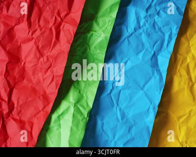 Bunte Blätter zerknitterten Papiers. Nahaufnahme. Stockfoto