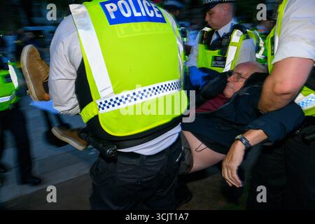 Die Polizei führt einen verhafteten Demonstranten aus dem Parliament Square im Zentrum Londons während der Demonstration „Lift the Ban“ zur Unterstützung der verbotenen Grou Stockfoto