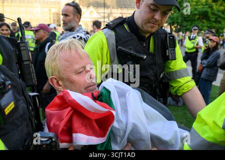 Die Polizei führt einen verhafteten Demonstranten aus dem Parliament Square im Zentrum Londons während der Demonstration „Lift the Ban“ zur Unterstützung der verbotenen Grou Stockfoto