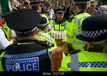 Die Polizei führt einen verhafteten Demonstranten aus dem Parliament Square im Zentrum Londons während der Demonstration „Lift the Ban“ zur Unterstützung der verbotenen Grou Stockfoto
