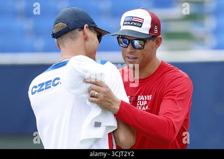 Der nicht spielende Kapitän Tomas Berdych und der nicht spielende Kapitän Bob Bryan vom Team USA begrüßen sich bei der Vorbereitung auf die Qual der USA Stockfoto