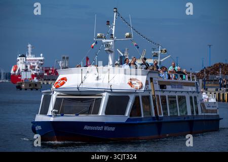 Wismar, Deutschland. August 2025. Das Ausflugsschiff 'Hansestadt Wismar' der Adler Reederei ist auf einer Hafenrundfahrt im Stadthafen. Quelle: Jens Büttner/dpa/Alamy Live News Stockfoto