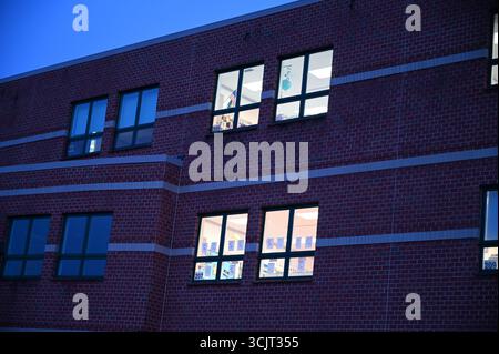 Windos in der Nacht einer örtlichen Schule Stockfoto