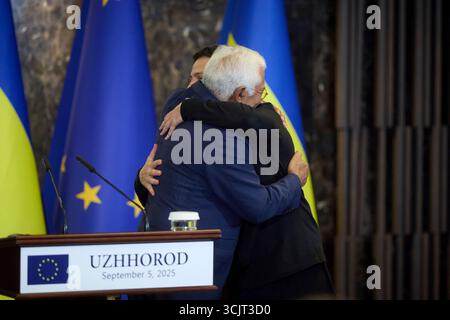 Uschhorod, Ukraine. September 2025. Der Präsident des Europäischen Rates Antonio Costa, links, umarmt den ukrainischen Präsidenten Wolodymyr Zelenskyj, rechts, nach einer gemeinsamen Pressekonferenz im Derenivska Spa am 5. September 2025 in Uschhorod, Ukraine. Costa lobte Zelenskyj und die Ukrainer und versprach europäische Unterstützung, um ihre Verteidigung gegen die russische Invasion fortzusetzen. Kredit: Ukrainischer Ratsvorsitz/Pressestelle Des Ukrainischen Präsidenten/Alamy Live News Stockfoto