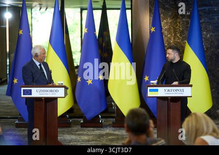 Uschhorod, Ukraine. September 2025. Der Präsident des Europäischen Rates Antonio Costa, links, blickt auf den ukrainischen Präsidenten Wolodymyr Zelenskyj, rechts, während einer gemeinsamen Pressekonferenz im Derenivska Spa am 5. September 2025 in Uschhorod, Ukraine. Costa lobte Zelenskyj und die Ukrainer und versprach europäische Unterstützung, um ihre Verteidigung gegen die russische Invasion fortzusetzen. Kredit: Ukrainischer Ratsvorsitz/Pressestelle Des Ukrainischen Präsidenten/Alamy Live News Stockfoto