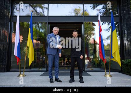 Uschhorod, Ukraine. September 2025. Der ukrainische Präsident Wolodymyr Zelenskyj, rechts, schüttelt den slowakischen Ministerpräsidenten Robert Fico, links, bei der Ankunft zu bilateralen Gesprächen im Dereniwska Spa, 5. September 2025 in Uschhorod, Ukraine, die Hand. FICO steht dem russischen Präsidenten Wladimir Putin nahe und ist für die slowakische Wirtschaft von russischem Öl abhängig. Kredit: Ukrainischer Ratsvorsitz/Pressestelle Des Ukrainischen Präsidenten/Alamy Live News Stockfoto