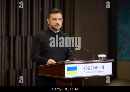 Uschhorod, Ukraine. September 2025. Der ukrainische Präsident Wolodymyr Zelenskij hört eine Frage während einer gemeinsamen Pressekonferenz mit dem slowakischen Premierminister Robert Fico im Dereniwska Spa am 5. September 2025 in Uschhorod, Ukraine. FICO steht dem russischen Präsidenten Wladimir Putin nahe und ist für die slowakische Wirtschaft von russischem Öl abhängig. Kredit: Ukrainischer Ratsvorsitz/Pressestelle Des Ukrainischen Präsidenten/Alamy Live News Stockfoto