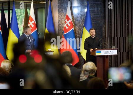 Uschhorod, Ukraine. September 2025. Der ukrainische Präsident Wolodymyr Zelenskyj, rechts, beantwortet eine Frage während einer gemeinsamen Pressekonferenz mit dem slowakischen Premierminister Robert Fico, links, im Dereniwska Spa am 5. September 2025 in Uschhorod, Ukraine. FICO steht dem russischen Präsidenten Wladimir Putin nahe und ist für die slowakische Wirtschaft von russischem Öl abhängig. Kredit: Ukrainischer Ratsvorsitz/Pressestelle Des Ukrainischen Präsidenten/Alamy Live News Stockfoto