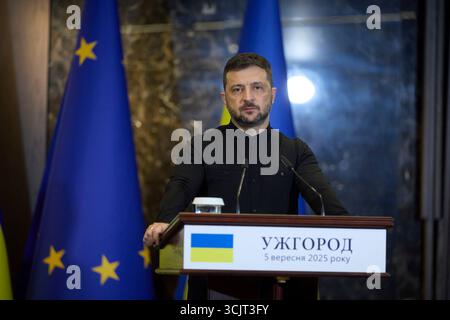 Uschhorod, Ukraine. September 2025. Der ukrainische Präsident Wolodymyr Zelenskyj hört eine Frage während einer gemeinsamen Pressekonferenz mit dem Präsidenten des Europäischen Rates Antonio Costa im Derenivska Spa am 5. September 2025 in Uschhorod, Ukraine. Costa lobte Zelenskyj und die Ukrainer und versprach europäische Unterstützung, um ihre Verteidigung gegen die russische Invasion fortzusetzen. Kredit: Ukrainischer Ratsvorsitz/Pressestelle Des Ukrainischen Präsidenten/Alamy Live News Stockfoto