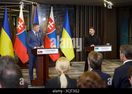 Uschhorod, Ukraine. September 2025. Der slowakische Premierminister Robert Fico, links, beantwortet eine Frage während einer gemeinsamen Pressekonferenz, die vom ukrainischen Präsidenten Wolodymyr Zelenskij, rechts, im Dereniwska Spa am 5. September 2025 in Uschhorod, Ukraine, veranstaltet wurde. FICO steht dem russischen Präsidenten Wladimir Putin nahe und ist für die slowakische Wirtschaft von russischem Öl abhängig. Kredit: Ukrainischer Ratsvorsitz/Pressestelle Des Ukrainischen Präsidenten/Alamy Live News Stockfoto