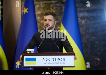 Uschhorod, Ukraine. September 2025. Der ukrainische Präsident Wolodymyr Zelenskyj hört eine Frage während einer gemeinsamen Pressekonferenz mit dem Präsidenten des Europäischen Rates Antonio Costa im Derenivska Spa am 5. September 2025 in Uschhorod, Ukraine. Costa lobte Zelenskyj und die Ukrainer und versprach europäische Unterstützung, um ihre Verteidigung gegen die russische Invasion fortzusetzen. Kredit: Ukrainischer Ratsvorsitz/Pressestelle Des Ukrainischen Präsidenten/Alamy Live News Stockfoto