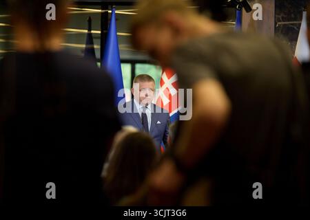 Uschhorod, Ukraine. September 2025. Der slowakische Premierminister Robert Fico hört eine Frage während einer gemeinsamen Pressekonferenz, die vom ukrainischen Präsidenten Wolodymyr Zelenskyj im Derenivska Spa am 5. September 2025 in Uschhorod, Ukraine, veranstaltet wurde. FICO steht dem russischen Präsidenten Wladimir Putin nahe und ist für die slowakische Wirtschaft von russischem Öl abhängig. Kredit: Ukrainischer Ratsvorsitz/Pressestelle Des Ukrainischen Präsidenten/Alamy Live News Stockfoto