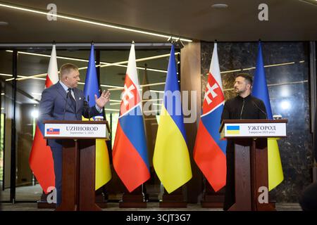 Uschhorod, Ukraine. September 2025. Der slowakische Premierminister Robert Fico, links, beantwortet eine Frage während einer gemeinsamen Pressekonferenz, die vom ukrainischen Präsidenten Wolodymyr Zelenskij, rechts, im Dereniwska Spa am 5. September 2025 in Uschhorod, Ukraine, veranstaltet wurde. FICO steht dem russischen Präsidenten Wladimir Putin nahe und ist für die slowakische Wirtschaft von russischem Öl abhängig. Kredit: Ukrainischer Ratsvorsitz/Pressestelle Des Ukrainischen Präsidenten/Alamy Live News Stockfoto