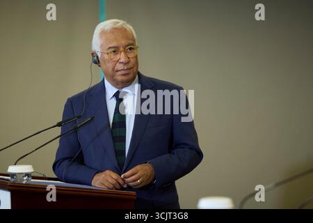 Uschhorod, Ukraine. September 2025. Der Präsident des Europäischen Rates, Antonio Costa, hört eine Frage während einer gemeinsamen Pressekonferenz, die vom ukrainischen Präsidenten Wolodymyr Zelenskyj im Derenivska Spa am 5. September 2025 in Uschhorod, Ukraine, veranstaltet wurde. Costa lobte Zelenskyj und die Ukrainer und versprach europäische Unterstützung, um ihre Verteidigung gegen die russische Invasion fortzusetzen. Kredit: Ukrainischer Ratsvorsitz/Pressestelle Des Ukrainischen Präsidenten/Alamy Live News Stockfoto