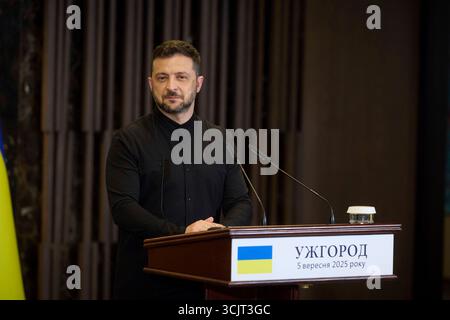 Uschhorod, Ukraine. September 2025. Der ukrainische Präsident Wolodymyr Zelenskij hört eine Frage während einer gemeinsamen Pressekonferenz mit dem slowakischen Premierminister Robert Fico im Dereniwska Spa am 5. September 2025 in Uschhorod, Ukraine. FICO steht dem russischen Präsidenten Wladimir Putin nahe und ist für die slowakische Wirtschaft von russischem Öl abhängig. Kredit: Ukrainischer Ratsvorsitz/Pressestelle Des Ukrainischen Präsidenten/Alamy Live News Stockfoto