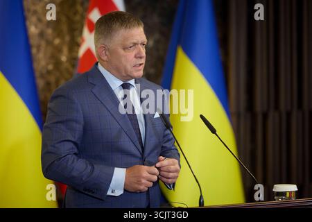 Uschhorod, Ukraine. September 2025. Der slowakische Premierminister Robert Fico beantwortet eine Frage während einer gemeinsamen Pressekonferenz, die vom ukrainischen Präsidenten Wolodymyr Zelenskyj im Dereniwska Spa am 5. September 2025 in Uschhorod, Ukraine, veranstaltet wurde. FICO steht dem russischen Präsidenten Wladimir Putin nahe und ist für die slowakische Wirtschaft von russischem Öl abhängig. Kredit: Ukrainischer Ratsvorsitz/Pressestelle Des Ukrainischen Präsidenten/Alamy Live News Stockfoto