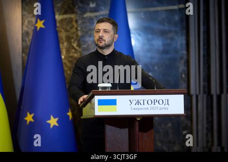Uschhorod, Ukraine. September 2025. Der ukrainische Präsident Wolodymyr Zelenskyj hört eine Frage während einer gemeinsamen Pressekonferenz mit dem Präsidenten des Europäischen Rates Antonio Costa im Derenivska Spa am 5. September 2025 in Uschhorod, Ukraine. Costa lobte Zelenskyj und die Ukrainer und versprach europäische Unterstützung, um ihre Verteidigung gegen die russische Invasion fortzusetzen. Kredit: Ukrainischer Ratsvorsitz/Pressestelle Des Ukrainischen Präsidenten/Alamy Live News Stockfoto