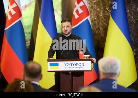 Uschhorod, Ukraine. September 2025. Der ukrainische Präsident Wolodymyr Zelenskij hört eine Frage während einer gemeinsamen Pressekonferenz mit dem slowakischen Premierminister Robert Fico im Dereniwska Spa am 5. September 2025 in Uschhorod, Ukraine. FICO steht dem russischen Präsidenten Wladimir Putin nahe und ist für die slowakische Wirtschaft von russischem Öl abhängig. Kredit: Ukrainischer Ratsvorsitz/Pressestelle Des Ukrainischen Präsidenten/Alamy Live News Stockfoto