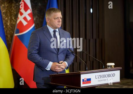Uschhorod, Ukraine. September 2025. Der slowakische Premierminister Robert Fico hört eine Frage während einer gemeinsamen Pressekonferenz, die vom ukrainischen Präsidenten Wolodymyr Zelenskyj im Derenivska Spa am 5. September 2025 in Uschhorod, Ukraine, veranstaltet wurde. FICO steht dem russischen Präsidenten Wladimir Putin nahe und ist für die slowakische Wirtschaft von russischem Öl abhängig. Kredit: Ukrainischer Ratsvorsitz/Pressestelle Des Ukrainischen Präsidenten/Alamy Live News Stockfoto