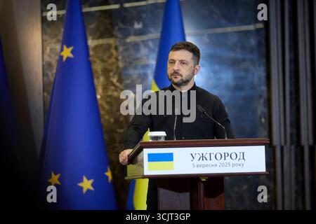Uschhorod, Ukraine. September 2025. Der ukrainische Präsident Wolodymyr Zelenskyj hört eine Frage während einer gemeinsamen Pressekonferenz mit dem Präsidenten des Europäischen Rates Antonio Costa im Derenivska Spa am 5. September 2025 in Uschhorod, Ukraine. Costa lobte Zelenskyj und die Ukrainer und versprach europäische Unterstützung, um ihre Verteidigung gegen die russische Invasion fortzusetzen. Kredit: Ukrainischer Ratsvorsitz/Pressestelle Des Ukrainischen Präsidenten/Alamy Live News Stockfoto