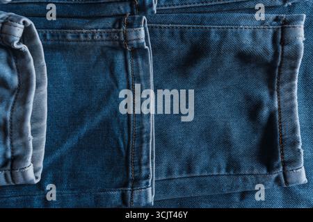 Eine Nahaufnahme aus blauer Denim-Jeans mit sichtbarer Taschen-Textur und Nahtdetails. Stockfoto